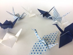 Guirlande de grues en origami bleu foncé et blanc