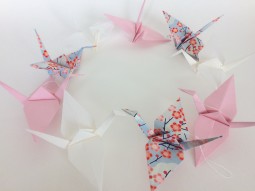 Guirlande de grues en origami rose et blanc